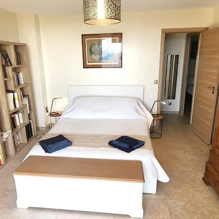 La Colombe Sous Les Oliviers: Seaside With Pool And View
